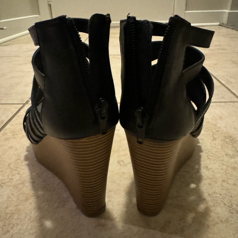 Like new black size 7 wedges - Picture 2 of 3